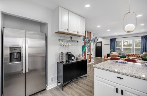 Detroit House | Epic Family Getaway Hot Tub + Mural Game Room