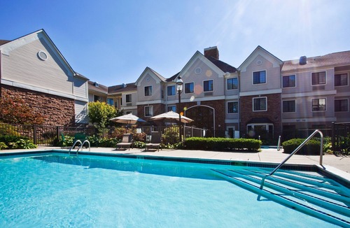 Utica Condo | Equipped Suite | Free Breakfast, 24h Business Center + Seasonal Pool