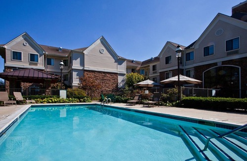 Shelby Township Condo | Equipped Suite | Free Breakfast, 24h Business Center + Seasonal Pool