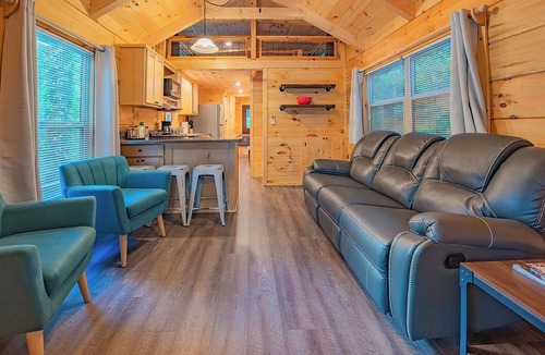 Lookout Valley Neighborhood Association Cabin | Ernie Cabin Private Spa 1 Mile from the Southside