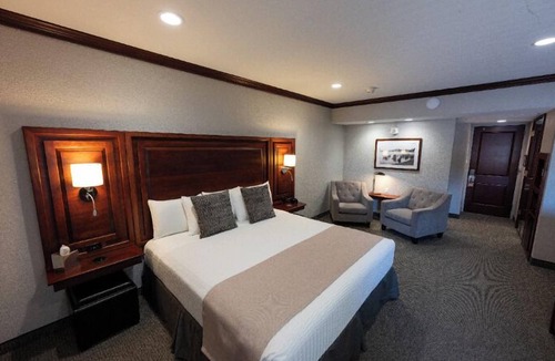 Hillsdale Hotel | Executive King Room with with Modern Amenities & Breakfast
