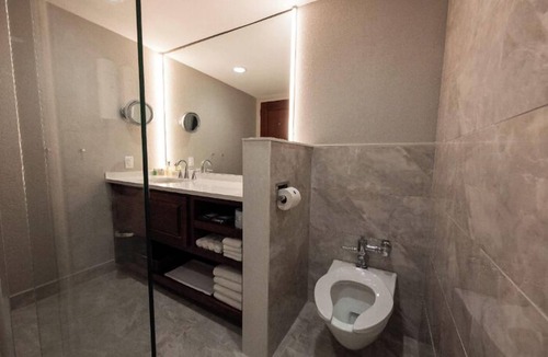 Hillsdale Hotel | Executive King Room with with Modern Amenities & Breakfast