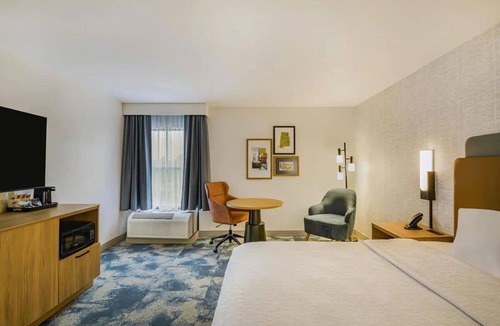 Huntsville Hotel | Experience Modern Room w/Free Breakfast, Parking & Seasonal Outdoor Pool
