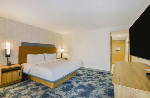 Huntsville Hotel | Experience Modern Room w/Free Breakfast, Parking & Seasonal Outdoor Pool