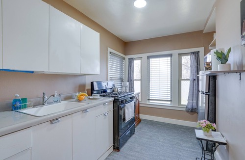 Kalamazoo Apartment | Explore WMU, Dtwn & Breweries! Couple’s Retreat