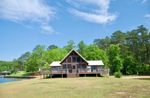 Jacksons' Gap Cabin | Exquisite 3-bedroom cabin with Tanning Dock in Jackson's Gap