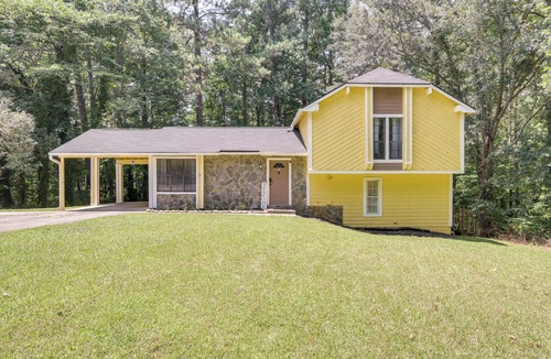 Fairburn House | Fairburn Home w/2 Decks, Grill & Outdoor Dining!