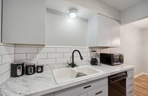 Lansing Apartment | Fairlane #6 | Classy Cool & Chic