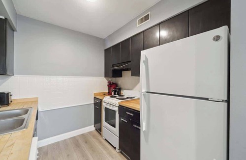 Lansing Apartment | Fairlane #9 | Repose Stay