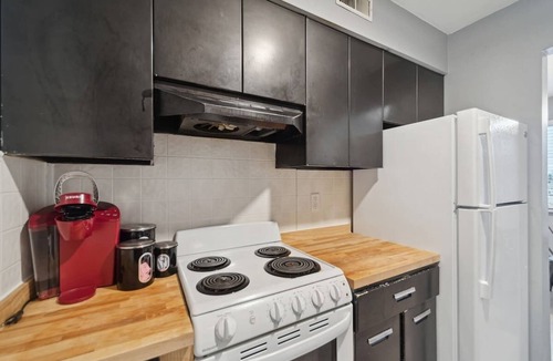 Lansing Apartment | Fairlane #9 | Repose Stay