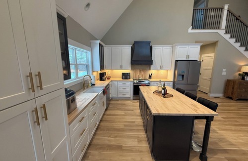 Andersonville House | Falcon’s Summit-Farmhouse chic- 4-bedroom Lakeview house at Norris Lake