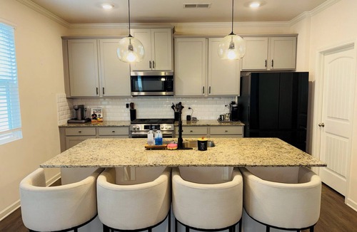 Fairburn House | Family Friendly and Group Stay 4BR Home, Sleeps 8 Near ATL Airport