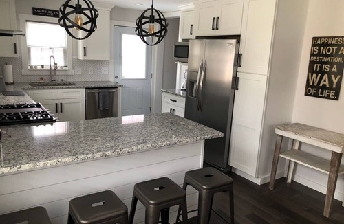 Inglewood House | Family-Friendly East Nashville Retreat – Sleeps 12, Hot Tub, Games & Fenced Yard