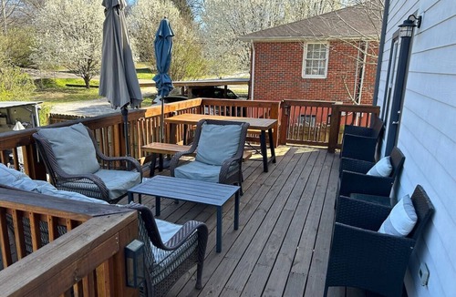 Inglewood House | Family-Friendly East Nashville Retreat – Sleeps 12, Hot Tub, Games & Fenced Yard