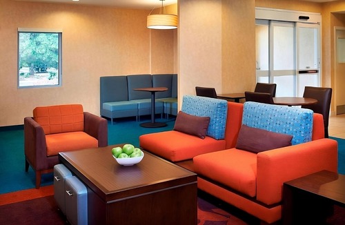 Warren Hotel | Family Fun at Detroit Zoo! Free Breakfast, Full Kitchen, Pet-friendly Property!