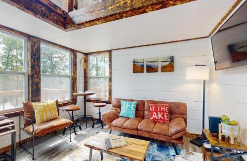 Cedar Bluff House | Family Fun! Riverside Home w/Fire Pit