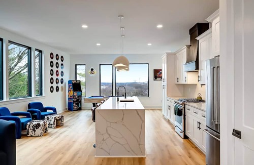 Hurwood Heights House | Family getaway: rooftop hot tub, sauna & sleeps 12 near Geodis Park