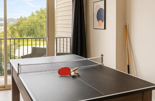 Glen Iris Apartment | Family Group Retreat 3 Queens Pool Table 2nd
