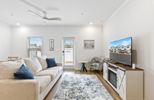 Orange Beach House | Family home near boat launches, beaches, and The Wharf! King bed and pet friendly