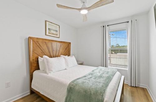 Orange Beach House | Family home near boat launches, beaches, and The Wharf! King bed and pet friendly