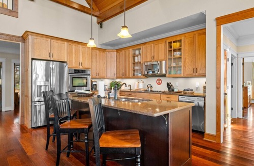 Centre House | Family Retreat ~ Waterfront Luxury Home Sleeps 26 Comfortably