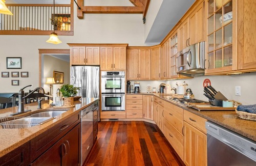 Centre House | Family Retreat ~ Waterfront Luxury Home Sleeps 26 Comfortably