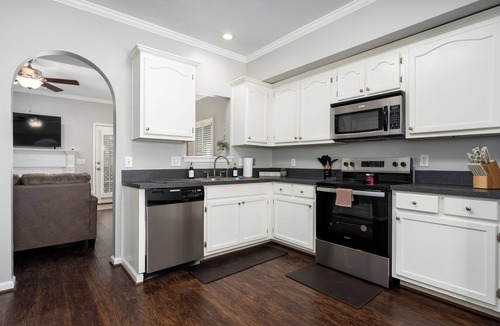 Pelham House | Family Retreat with King/Queen Beds open concept