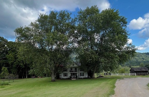 Thorn Hill House | Farmhouse with a country Charm!