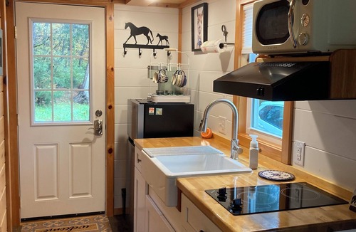 Newport Cottage | Fast WIFI, Clean, Cozy and Peaceful, 5 Minutes to Newport, Near Valleyview Venue