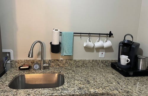 Hapeville Apartment | SPORTS FANS STAY HERE! Excellent location minutes from Atlanta Airport and STADIUM