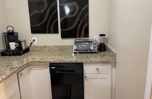 Hapeville Apartment | SPORTS FANS STAY HERE! Excellent location minutes from Atlanta Airport and STADIUM