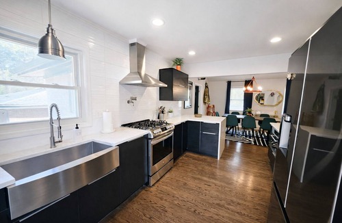 East Side House | Fire Escape 15mins to Downtown. Pool Table & Bar Lounge. Trampoline &VolleyBall!