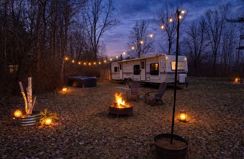 Fostoria House | Firefly-A Cozy Escape at Birch + Flame Hot Tub