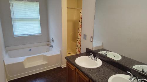Pittsburgh House | Fletcher Street Private Room with Ensuite Bathroom, Smart TV & Balcony Access