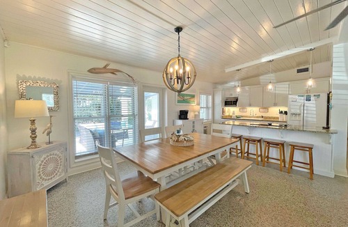 Villa Segunda House | Floridays Beach Bungalow | Steps to Beach | Rooftop Deck | Pet Friendly