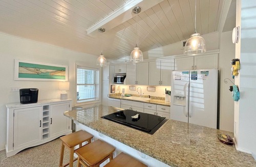 Villa Segunda House | Floridays Beach Bungalow | Steps to Beach | Rooftop Deck | Pet Friendly