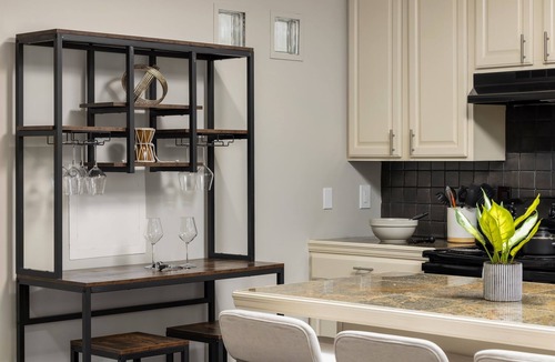 Forest Park Apartment | Forest Park Gem: Near attractions & Group Fun