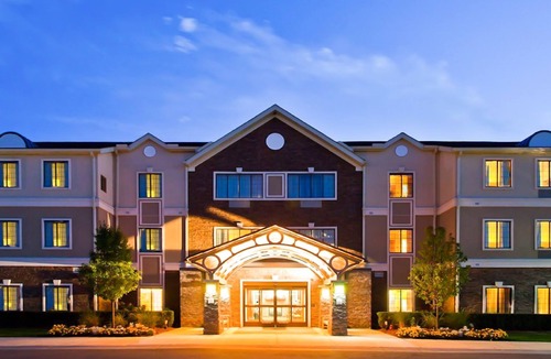 Novi Condo | Free Breakfast Buffet! Indoor Pool, Hot Tub & Gym!