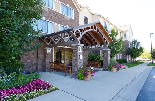 Novi Condo | Free Buffet Breakfast, Pool, Hot Tub, Business Center +Gym