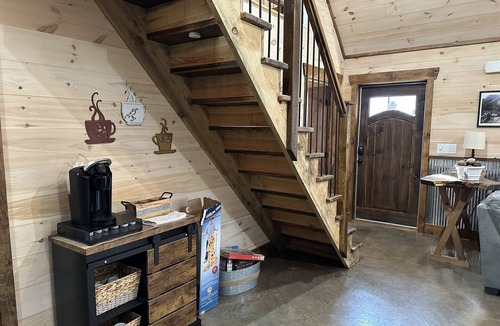 Rising Fawn Cabin | Free Ruby Falls Ticket & More -Hot Tub-Firepit-Putt Putt Golf-Fireplace-2 mi to Cloudland Canyon