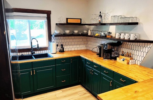 Friendship Cabin | Fully Loaded Cabin, Coffee Bar, NEW Hot Tub, Epic Firepit, Close to the Dells