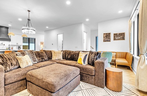 Hurwood Heights House | Game day getaway: rooftop hot tub, mini golf & game room near Geodis Park