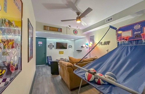 Tallahassee House | Game Room-Dogs-Fence yrd- King Bed