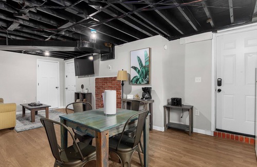New Castle Apartment | Garden Bungalow at Broadmoor -WiFi/Parking/Cozy
