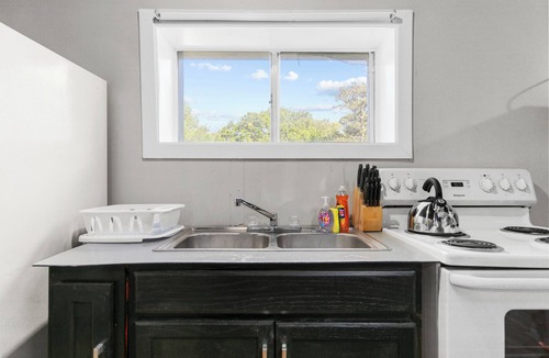 New Castle Apartment | Garden Bungalow at Broadmoor -WiFi/Parking/Cozy