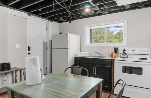 New Castle Apartment | Garden Bungalow at Broadmoor -WiFi/Parking/Cozy