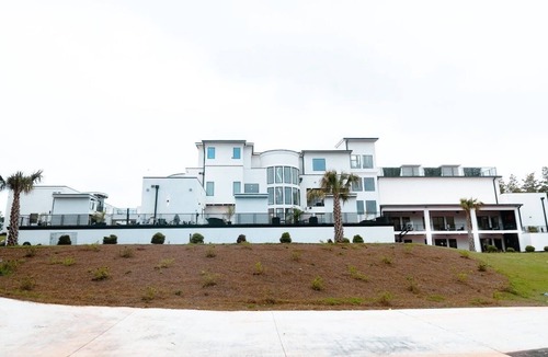 Fairburn House | Gated Luxury Retreat, 15 Min from ATL Airport, Modern Amenities, Sleep up to 20P