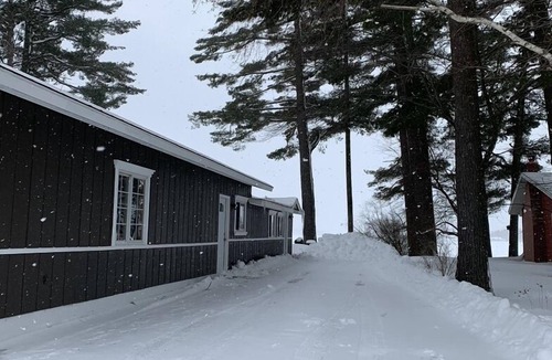 Gaylord Cottage | Gaylord-Otsego Fall- 2026. Rent 2 nights- 2 nights free.