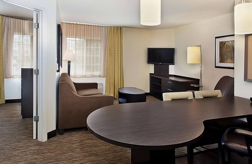 Southfield Hotel | Getaway Weekend Trip! Relax w/Spacious Suite w/Living Room, FREE Parking