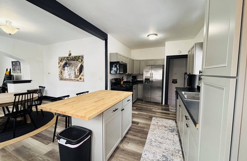 Northeast South Bend House | Golden Dome Getaway- 4BR 2BA Home Sleeps 12- walk to campus! Ideal for ND trips